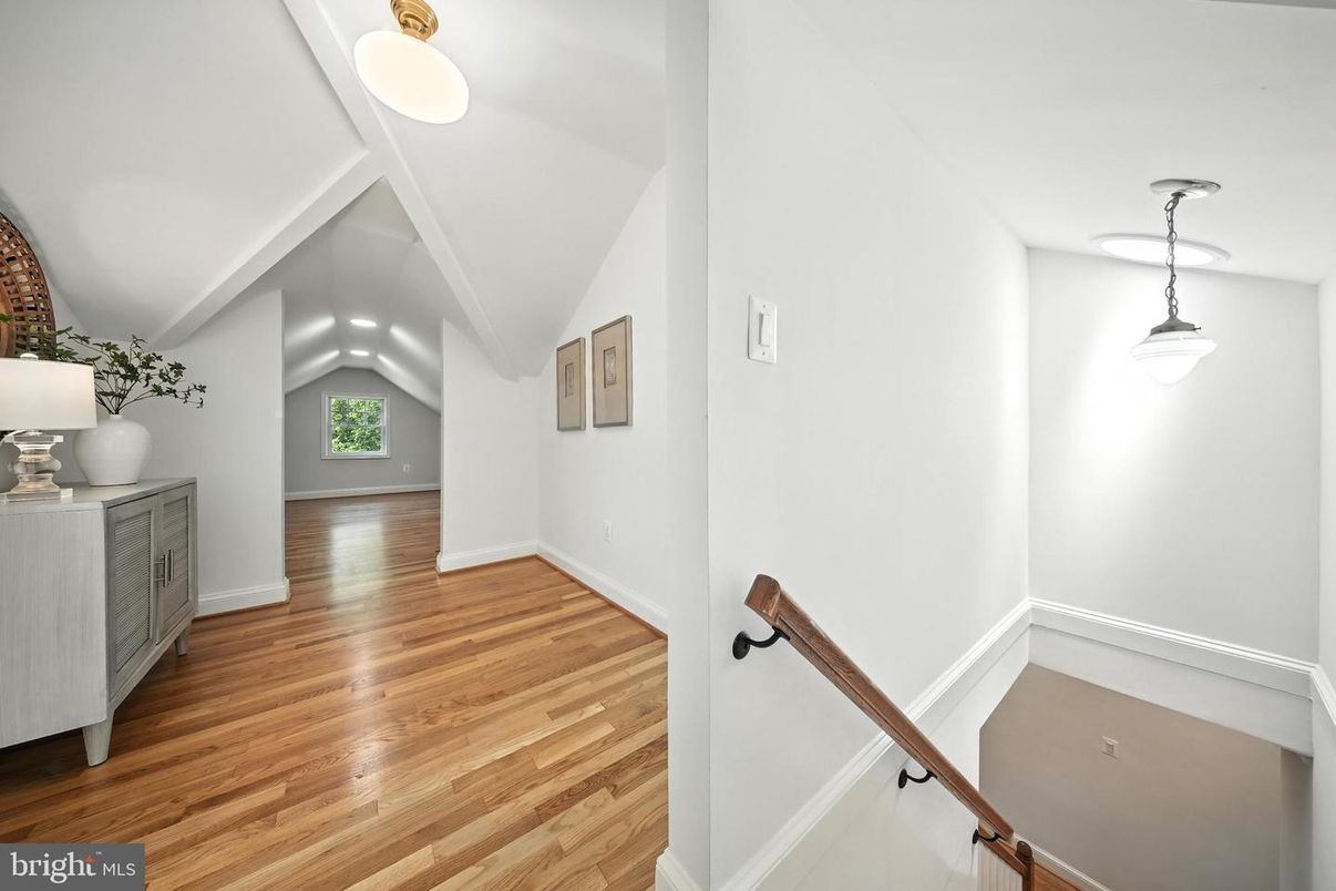 Interior, Pendant Lights, Wood Texture Flooring