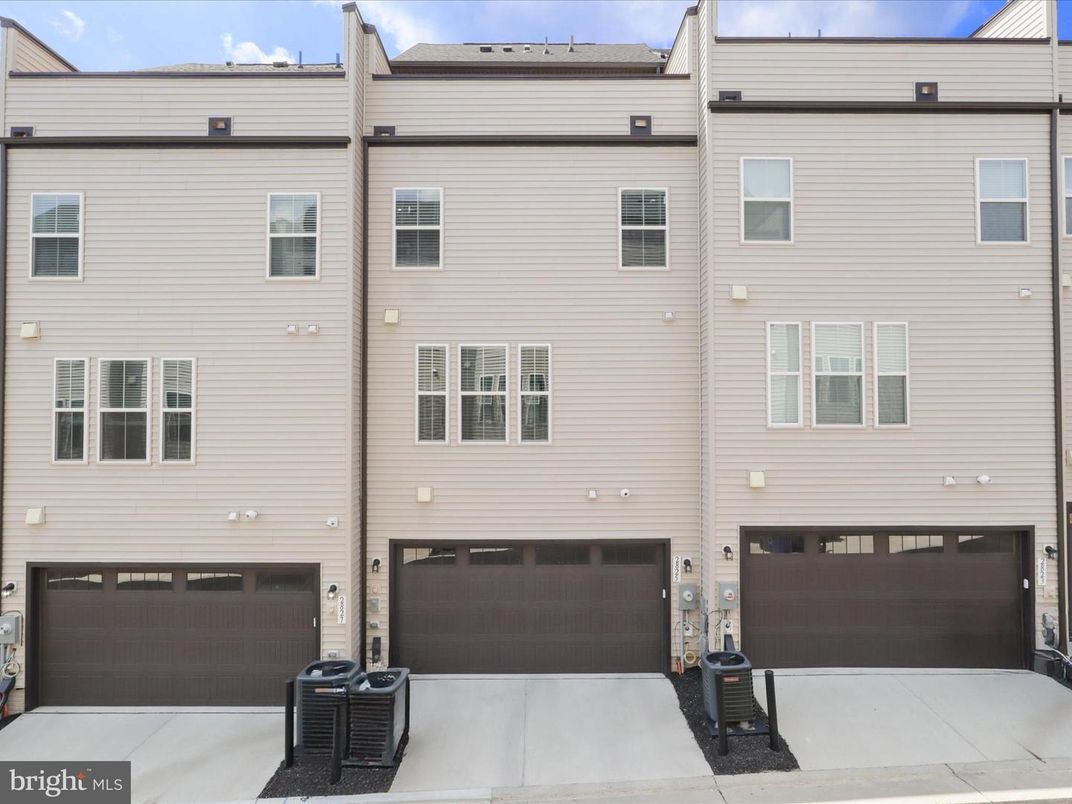 Attached, Exterior, Facade, Rowhouse