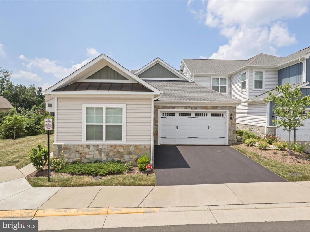 Attached, Exterior, Facade, American Craftsman