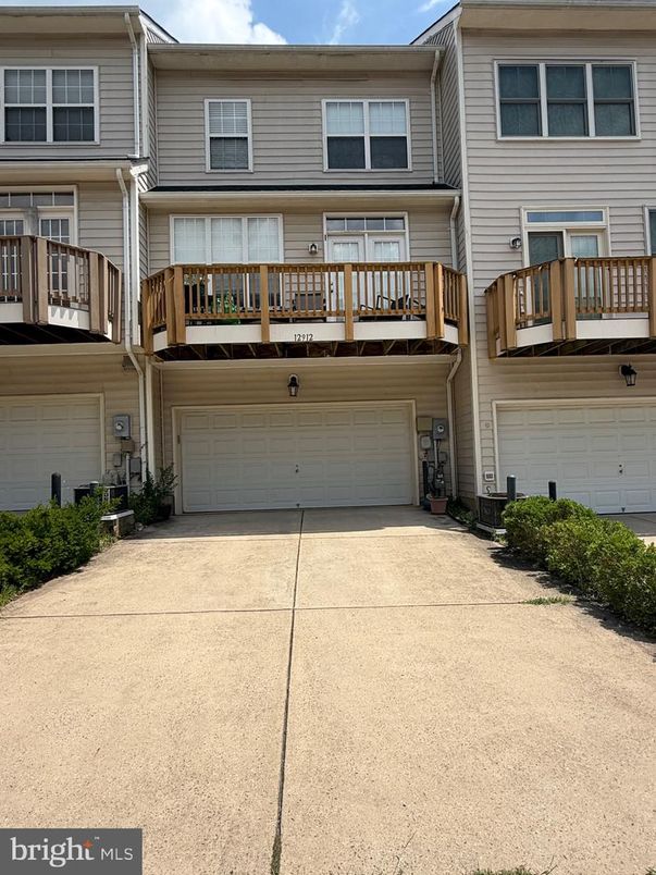 Attached, Exterior, Facade, Rowhouse