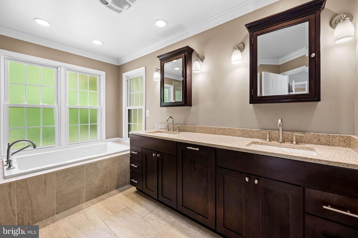 Bathroom, Dual Sink Vanities, Interior, Recessed Lighting