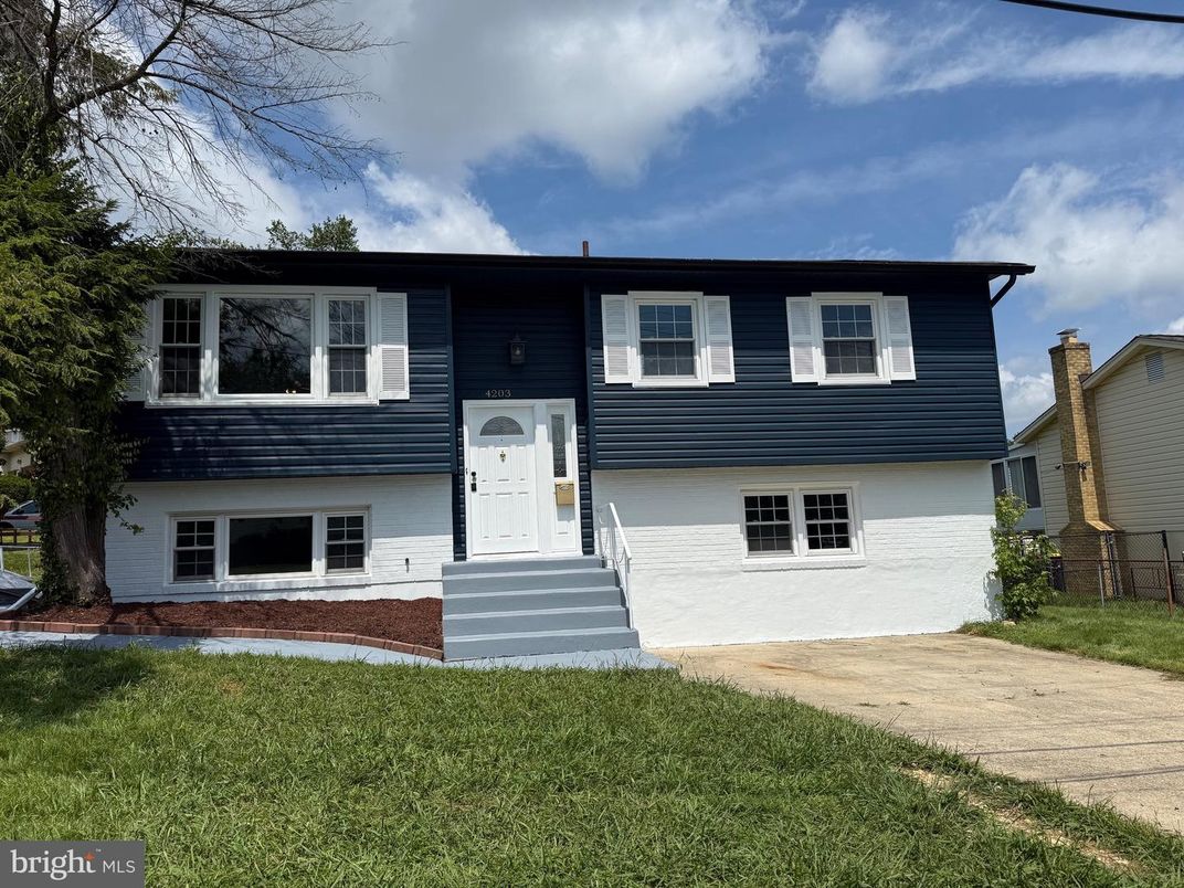 Exterior, Facade, Raised Ranch