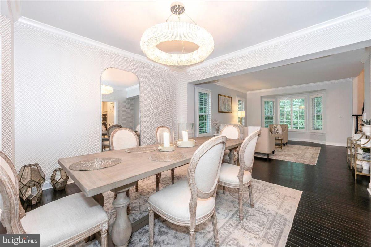 Chandelier, Dining room, Interior, Living room, Pendant Lights, Wood Texture Flooring
