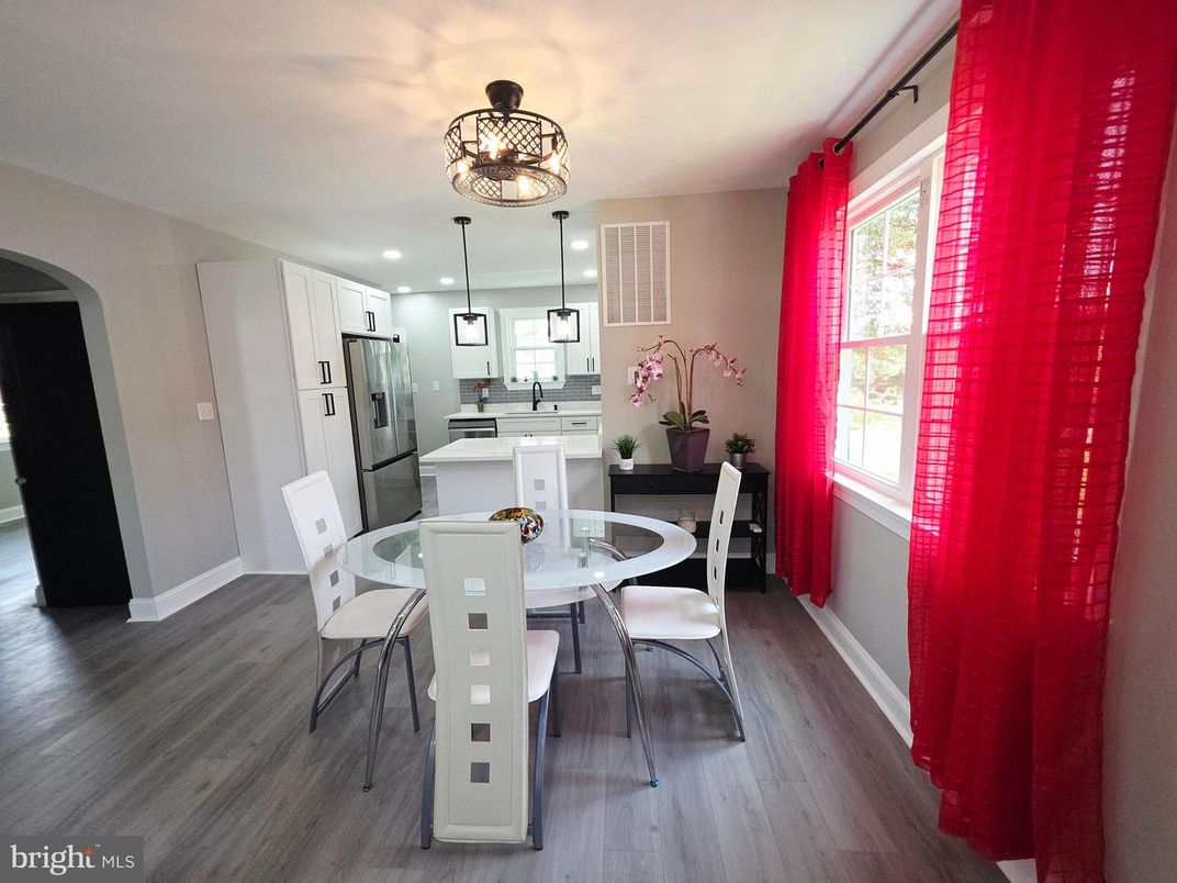 Dining room, Interior, Kitchen, Pendant Lights, Recessed Lighting, Wood Texture Flooring