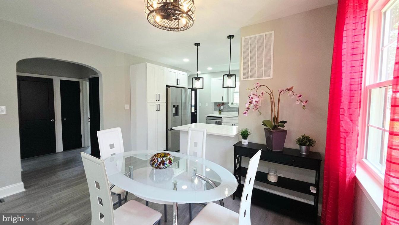 Dining room, Interior, Kitchen, Pendant Lights, Recessed Lighting, Wood Texture Flooring