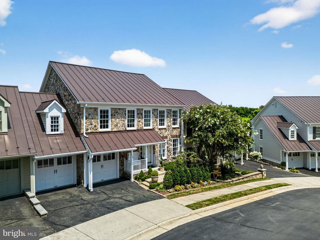 Attached, Exterior, Facade, Farmhouse