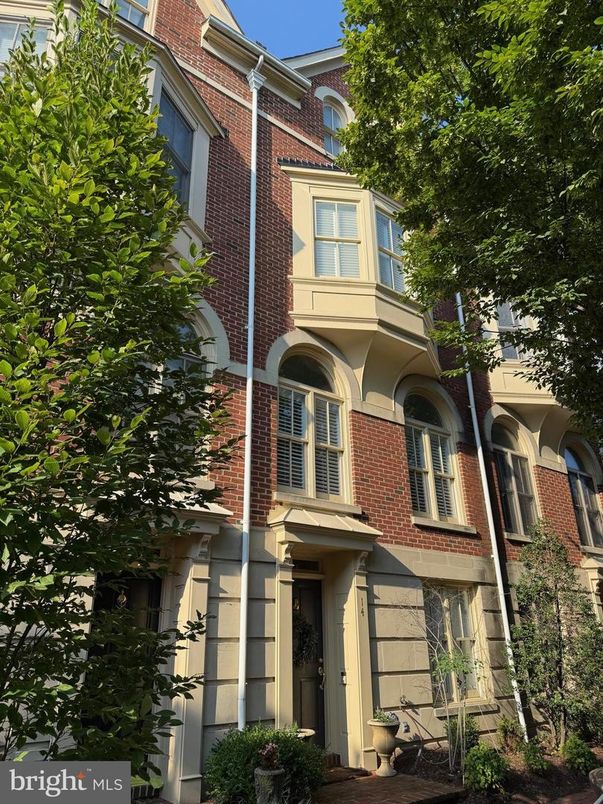 Exterior, Facade, Brick Facade, Rowhouse