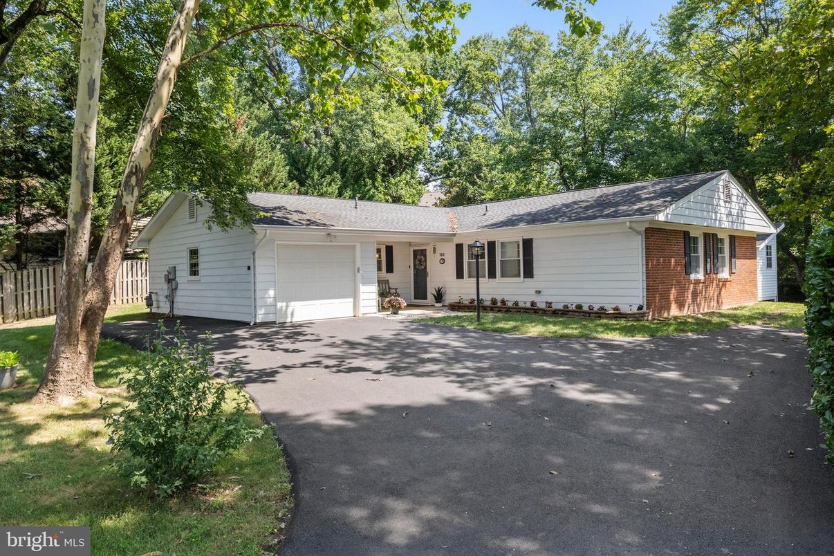 Attached, Exterior, Facade, Brick Facade, Ranch