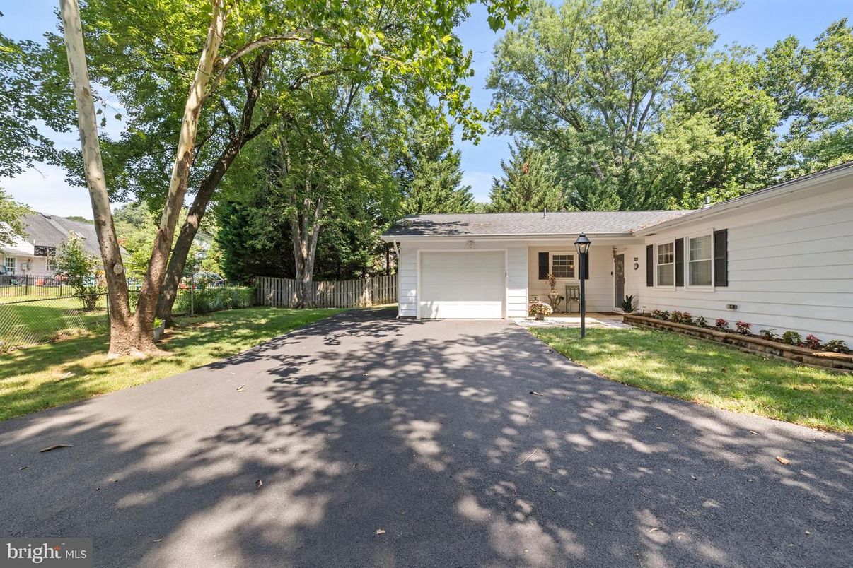 Attached, Exterior, Facade, Ranch