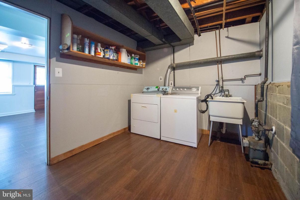 Interior, Washer, Wood Texture Flooring