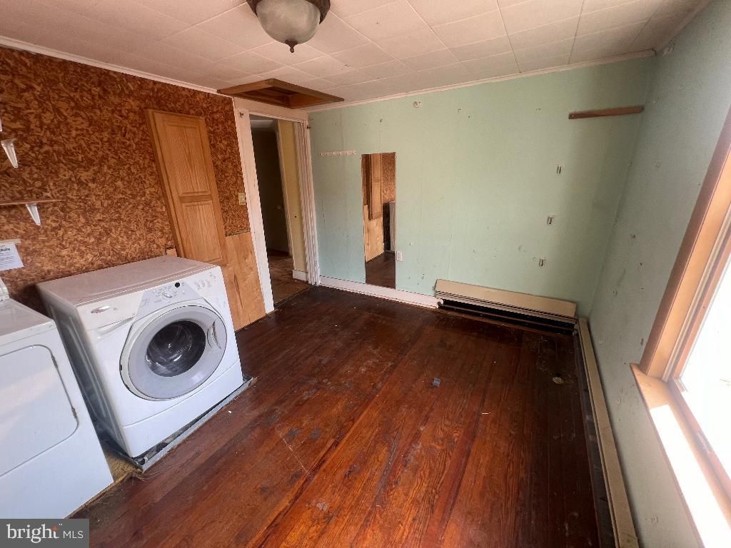 Interior, Washer, Wood Texture Flooring