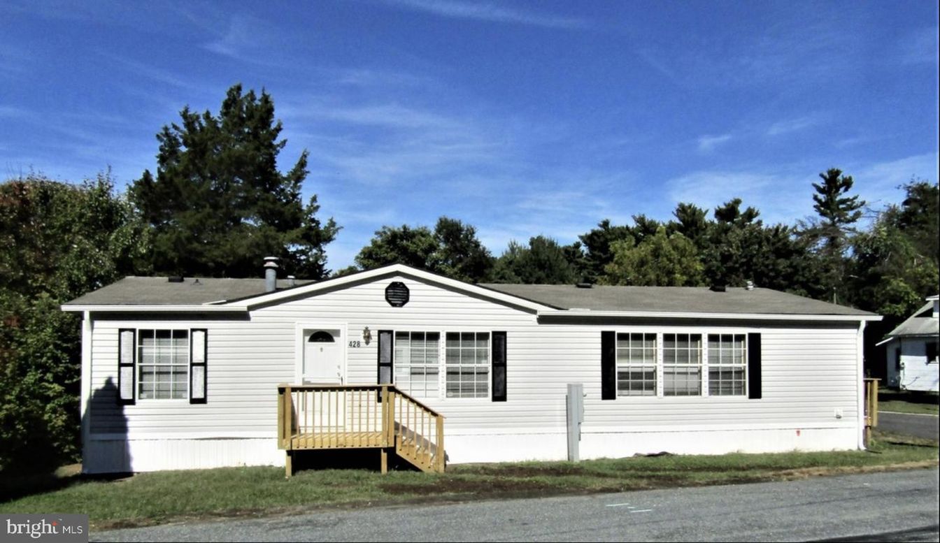 Exterior, Facade, Ranch