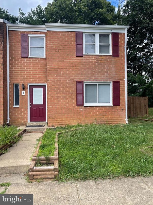 Exterior, Facade, Brick Facade, Rowhouse