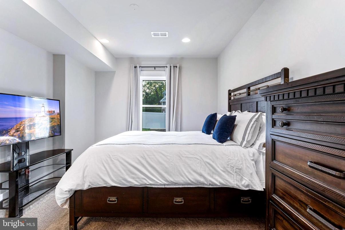 Bedroom, Interior, Recessed Lighting, Water
