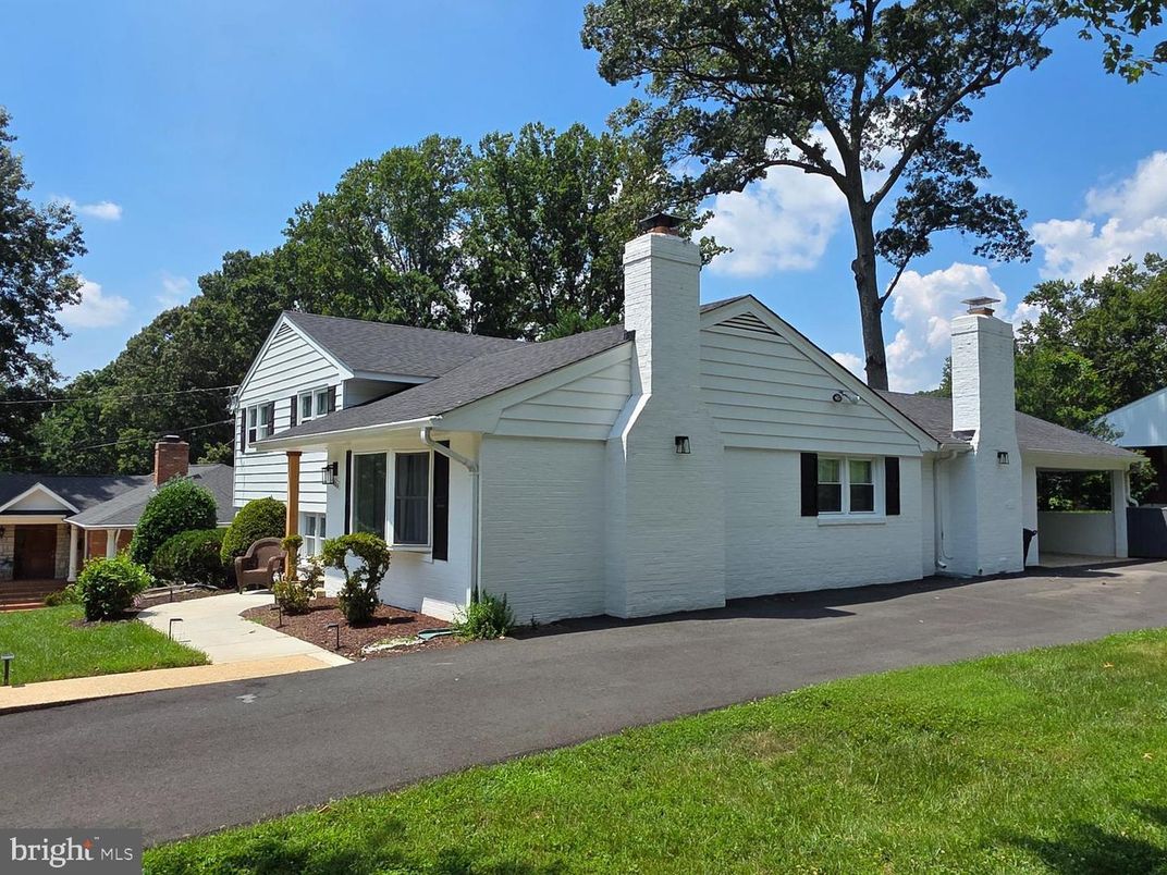 Attached, Exterior, Facade, Ranch