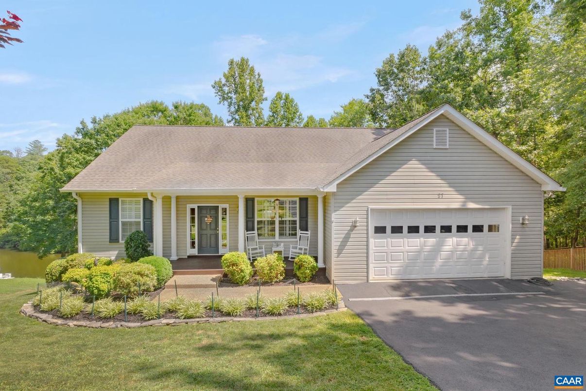 Attached, Exterior, Facade, Ranch