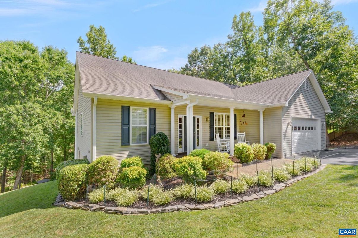 Attached, Exterior, Facade, Ranch