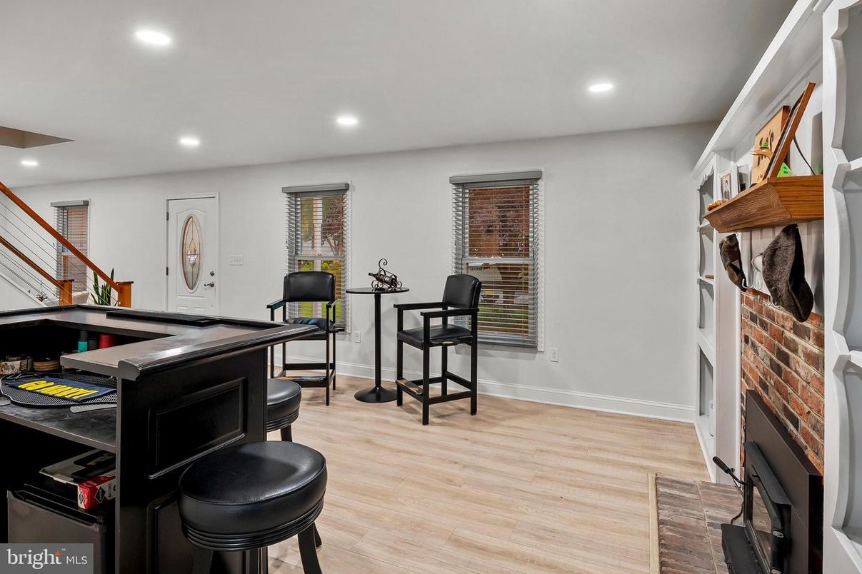 Interior, Recessed Lighting, Wood Texture Flooring