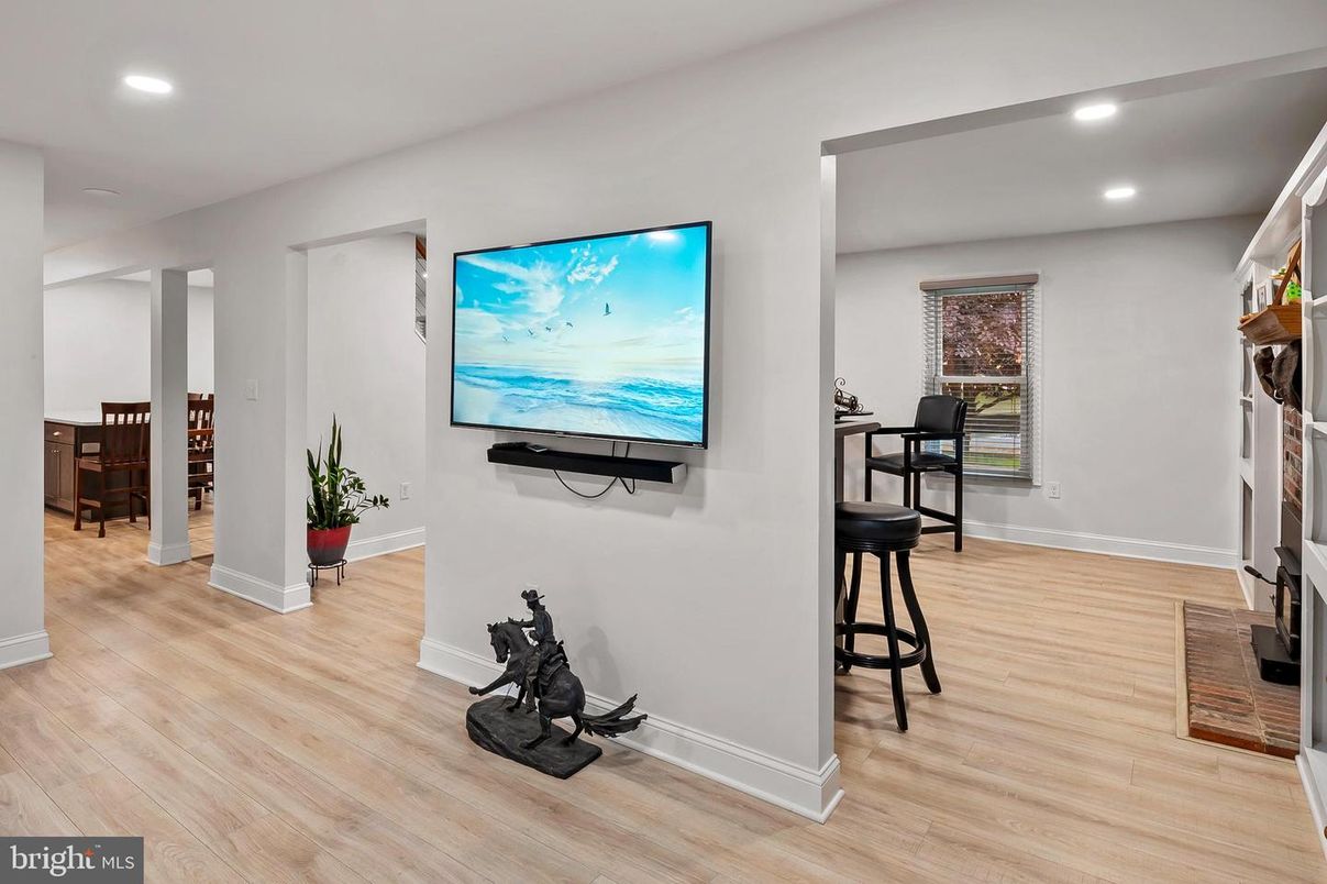 Interior, Recessed Lighting, Wood Texture Flooring