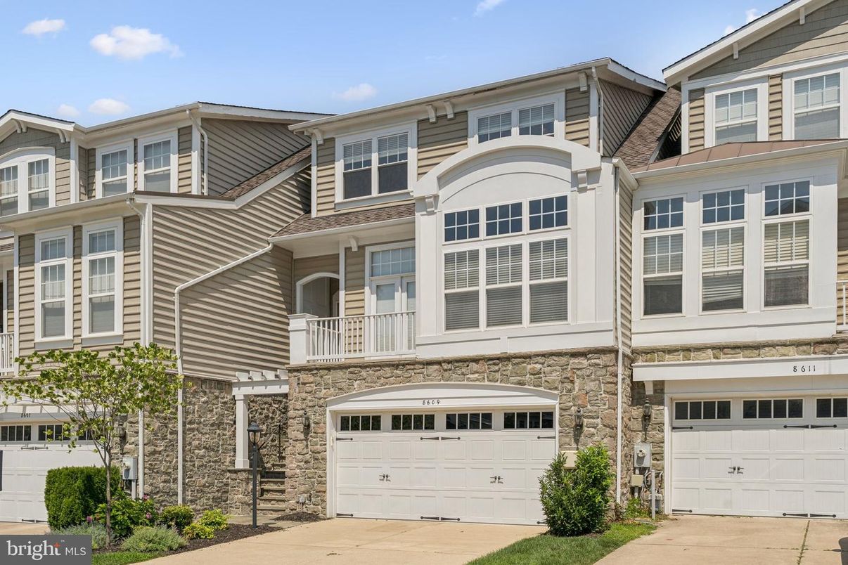 Attached, Exterior, Facade, Rowhouse