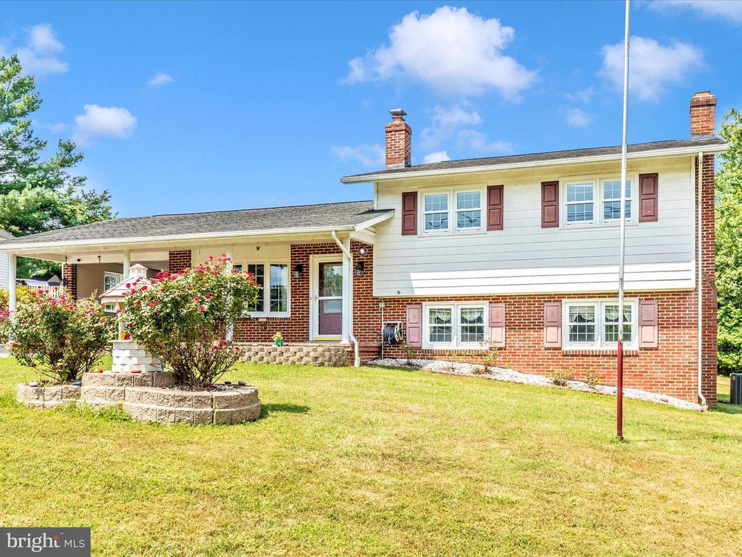 Exterior, Facade, Brick Facade, Split Level