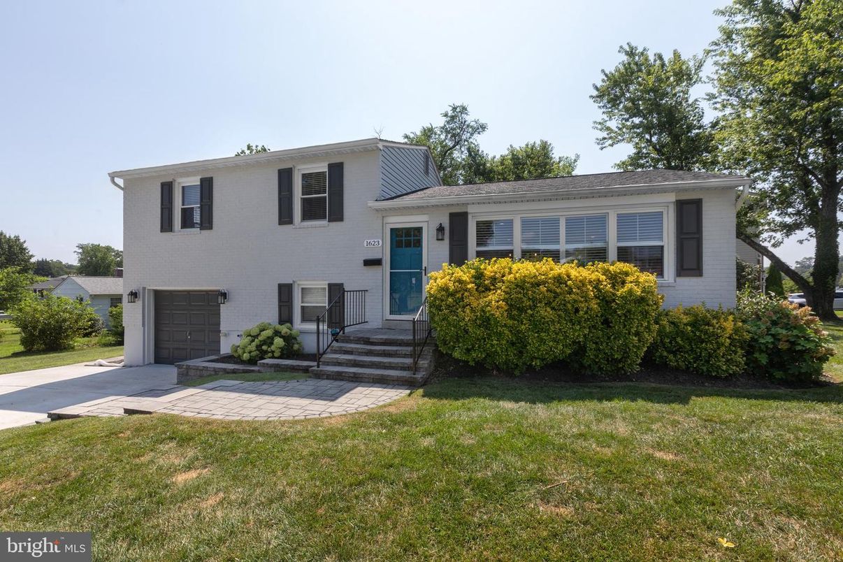 Attached, Exterior, Facade, Split Level