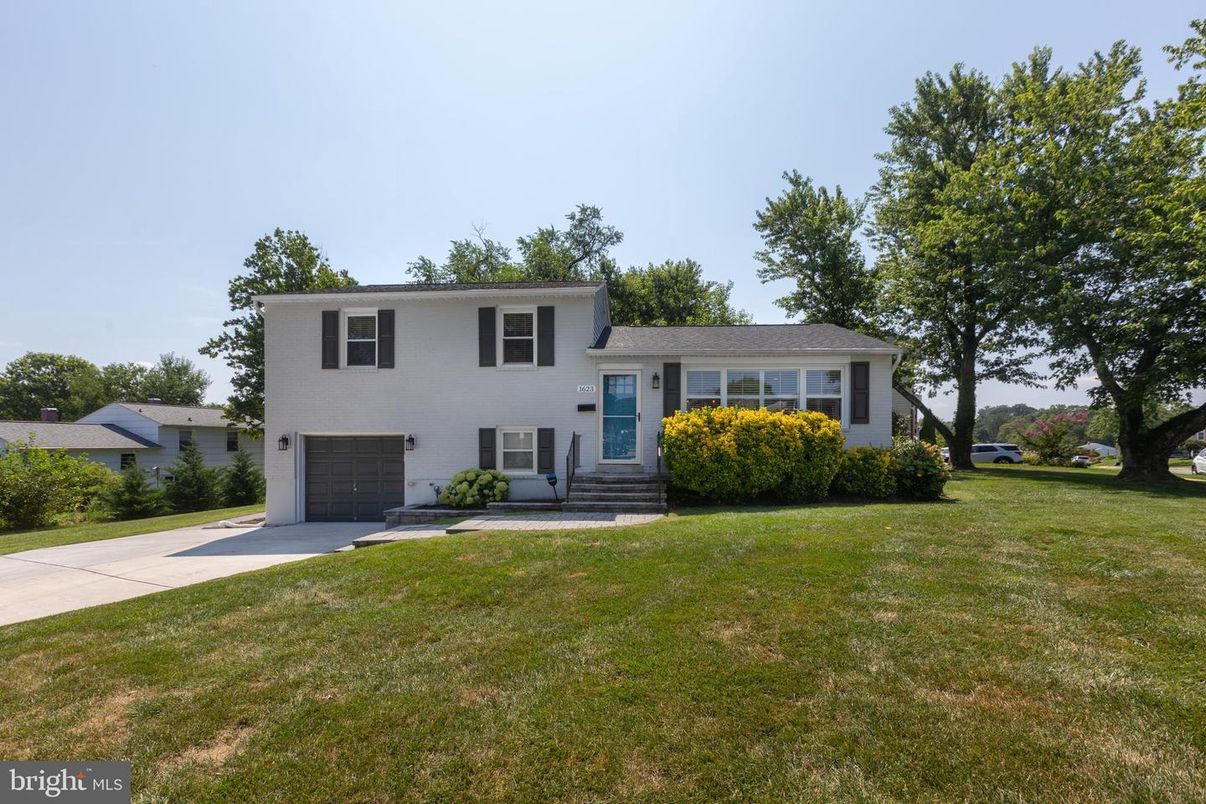 Attached, Exterior, Facade, Split Level