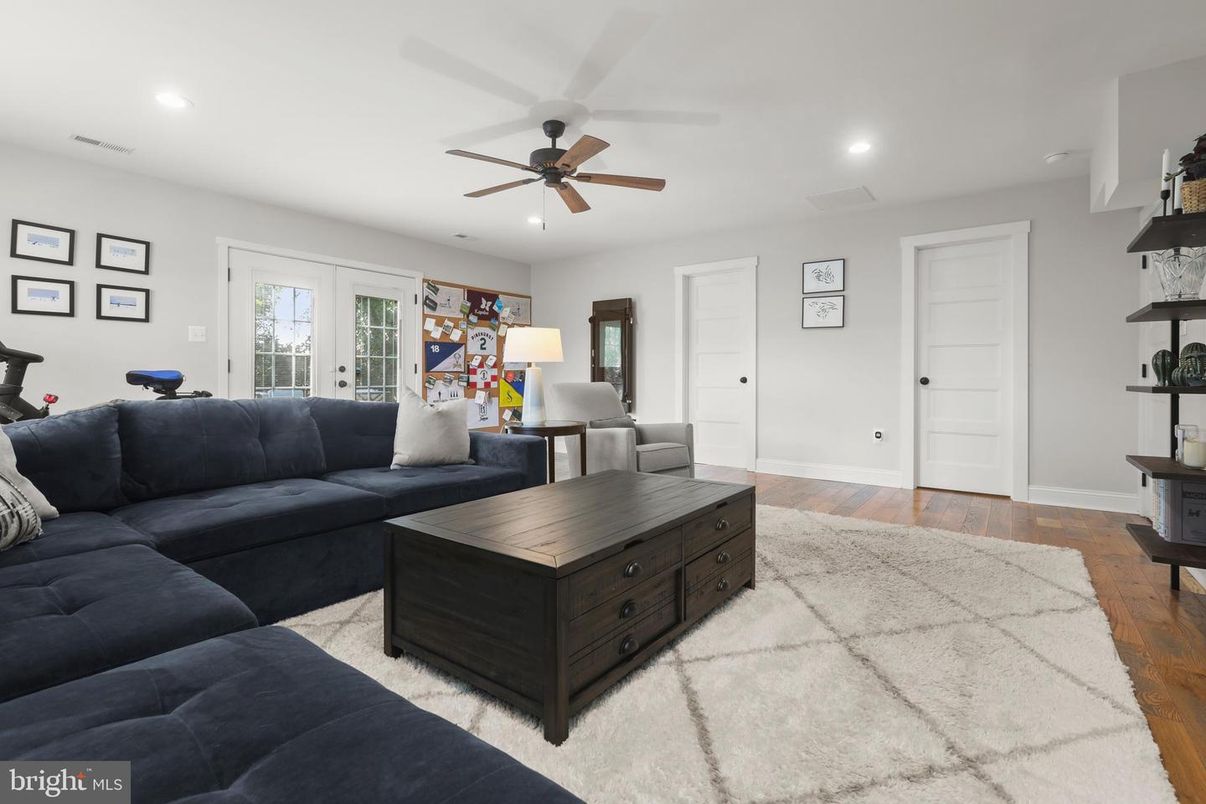 Fitness Equipment, Interior, Living room, Recessed Lighting, Wood Texture Flooring