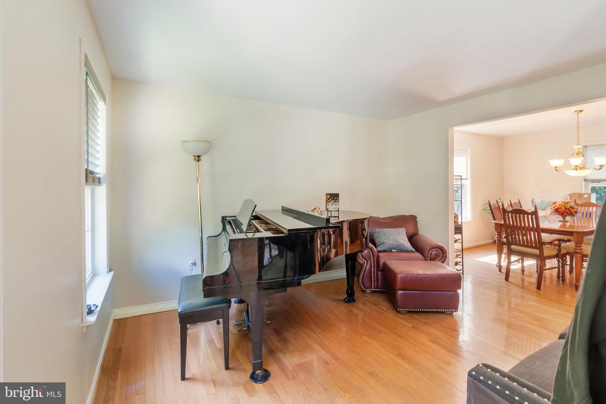 Chandelier, Dining room, Interior, Piano, Wood Texture Flooring