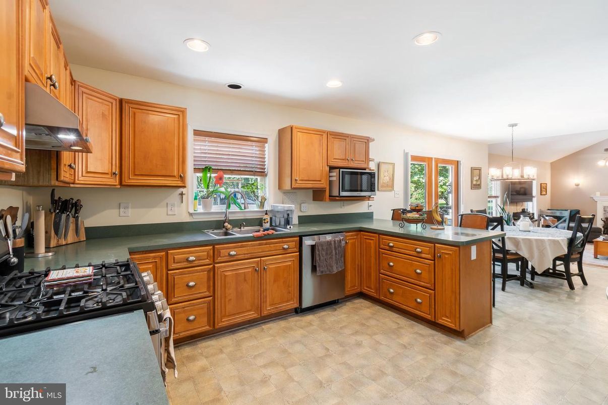 Chandelier, Dining room, Interior, Kitchen, Pendant Lights, Recessed Lighting, Stainless Steel Appliances