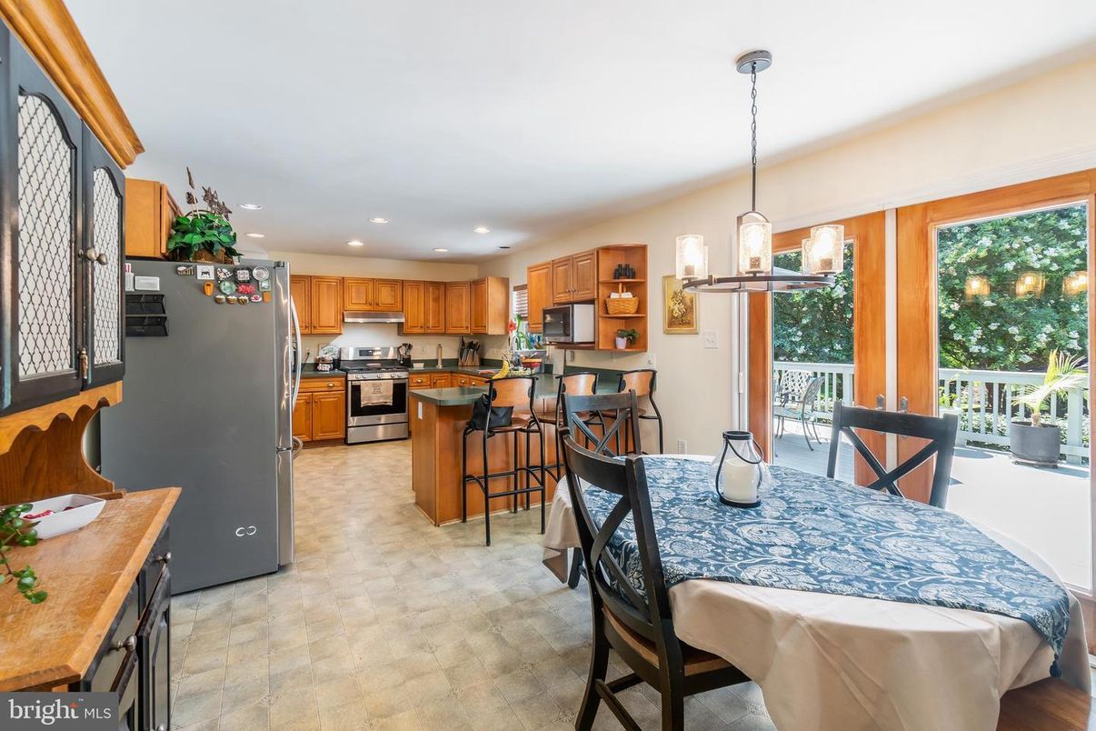 Dining room, Interior, Kitchen, Pendant Lights, Recessed Lighting, Stainless Steel Appliances
