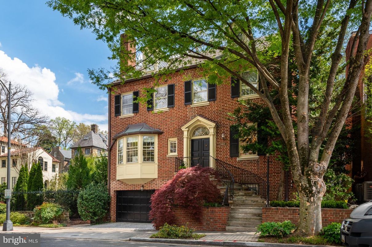 Attached, Exterior, Facade, Brick Facade, Georgian