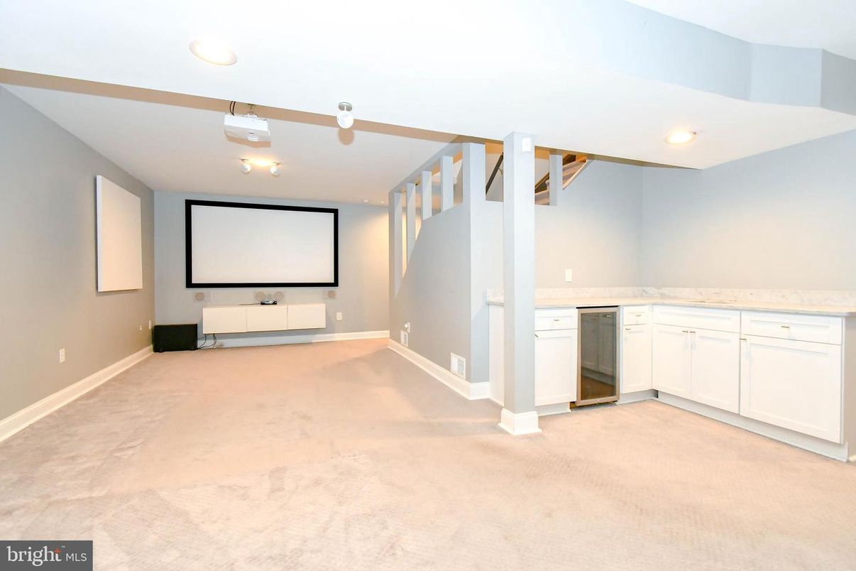 Empty room, Interior, Projection Screen, Recessed Lighting