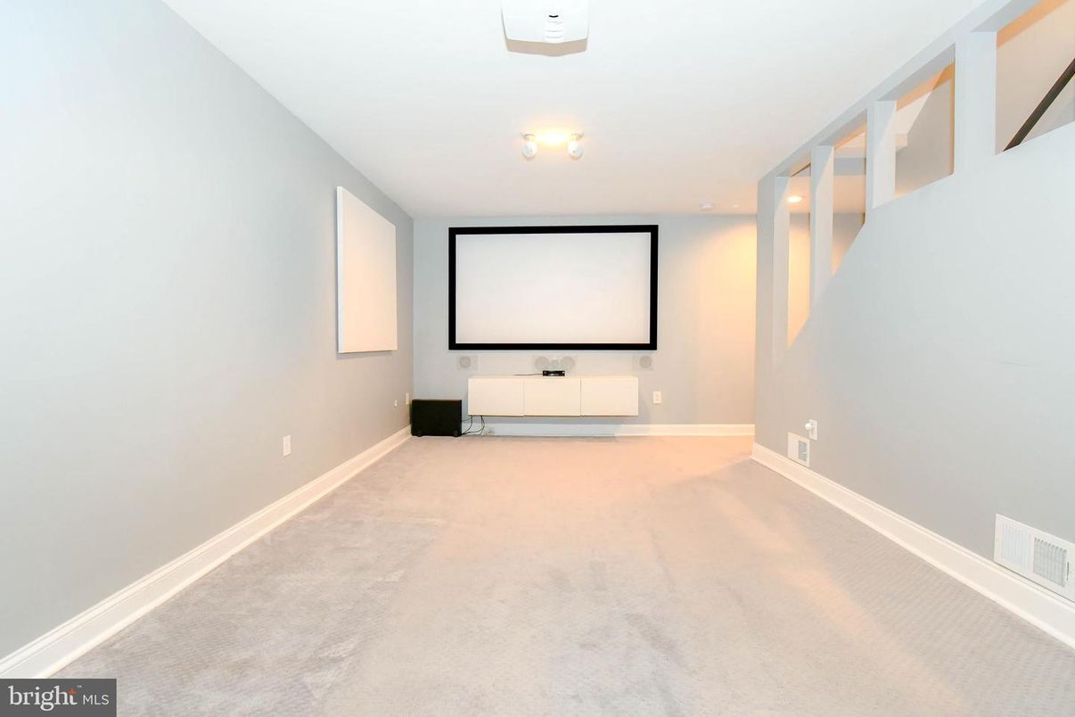 Empty room, Interior, Projection Screen