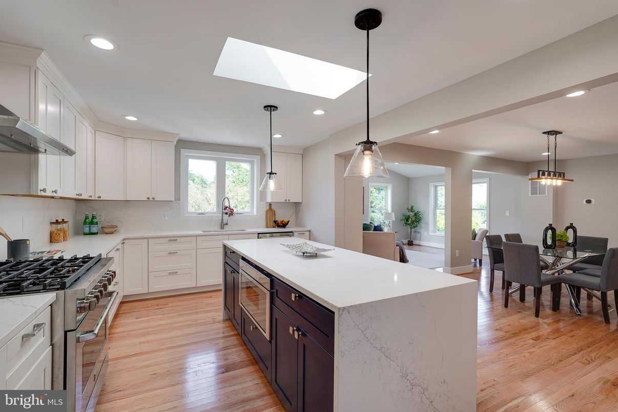 Dining room, Interior, Kitchen, Pendant Lights, Recessed Lighting, Stainless Steel Appliances, Wood Texture Flooring
