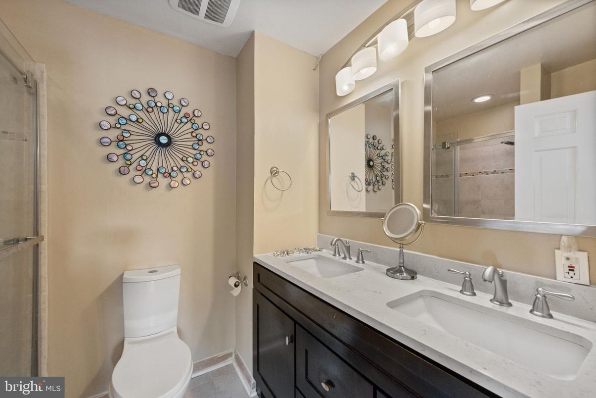 Bathroom, Dual Sink Vanities, Interior, Recessed Lighting