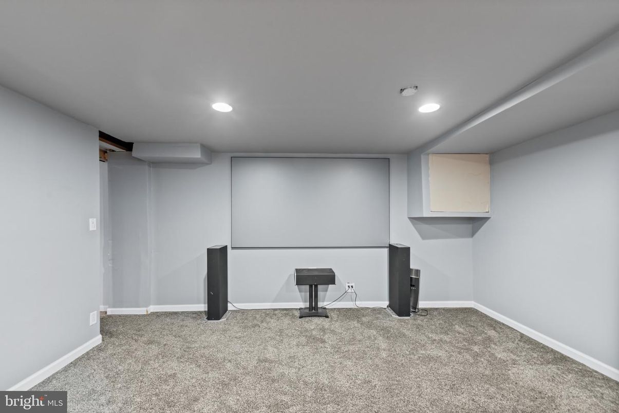 Interior, Projection Screen, Recessed Lighting