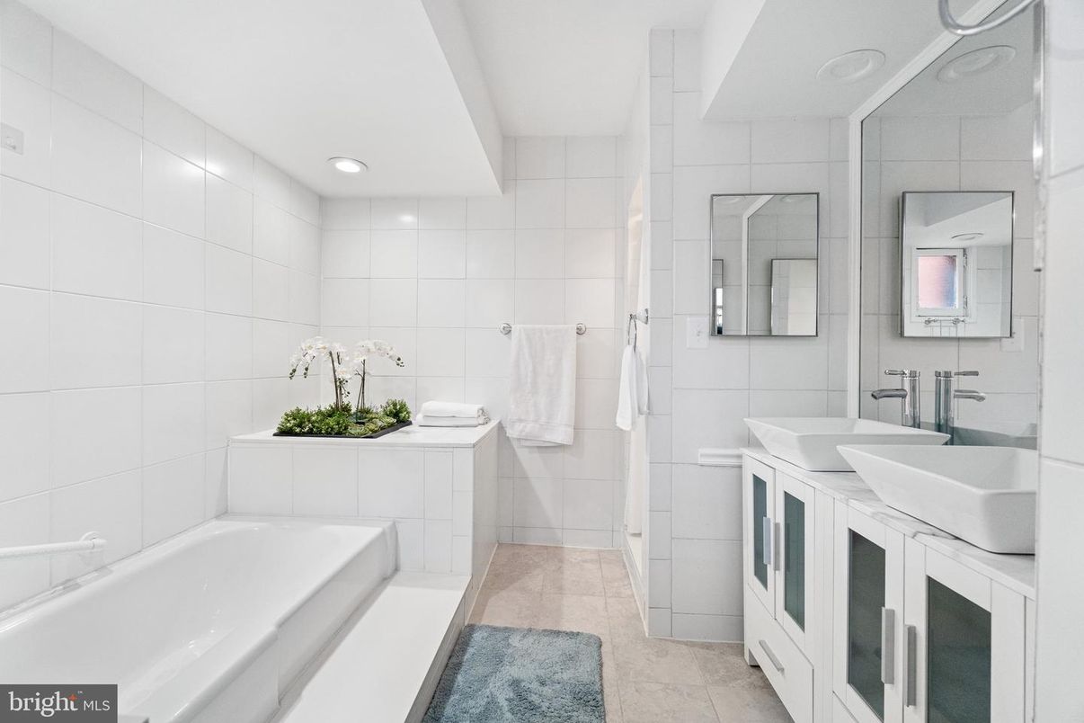 Bathroom, Dual Sink Vanities, Interior, Recessed Lighting