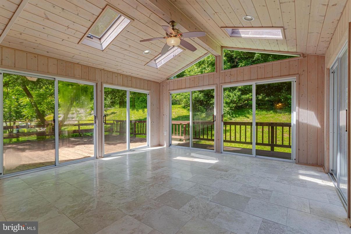 Empty room, Interior, Sun Room, Wooden Ceilings, Wooden Walls