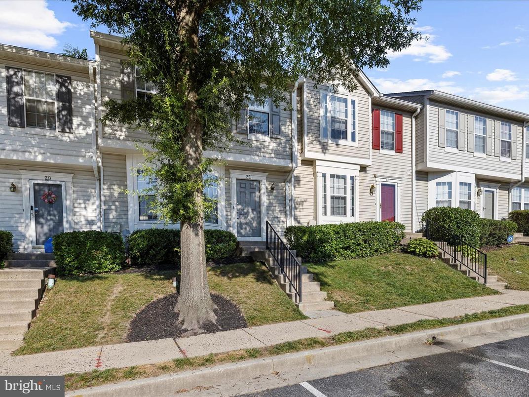 Attached, Exterior, Facade, Rowhouse