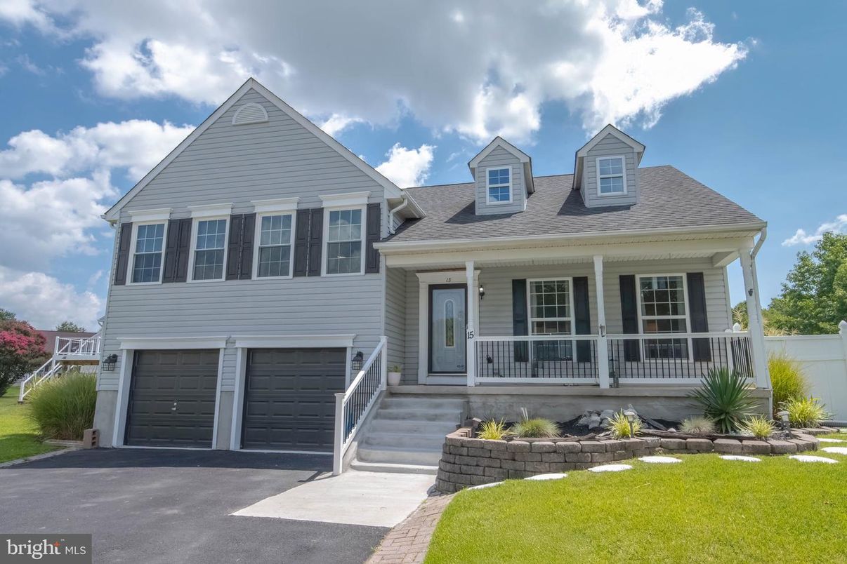 Attached, Exterior, Facade, Split Level