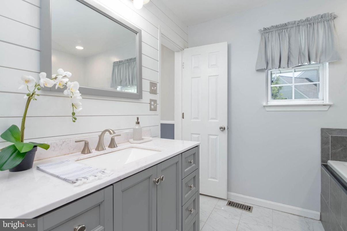 Bathroom, Interior, Marble, Recessed Lighting