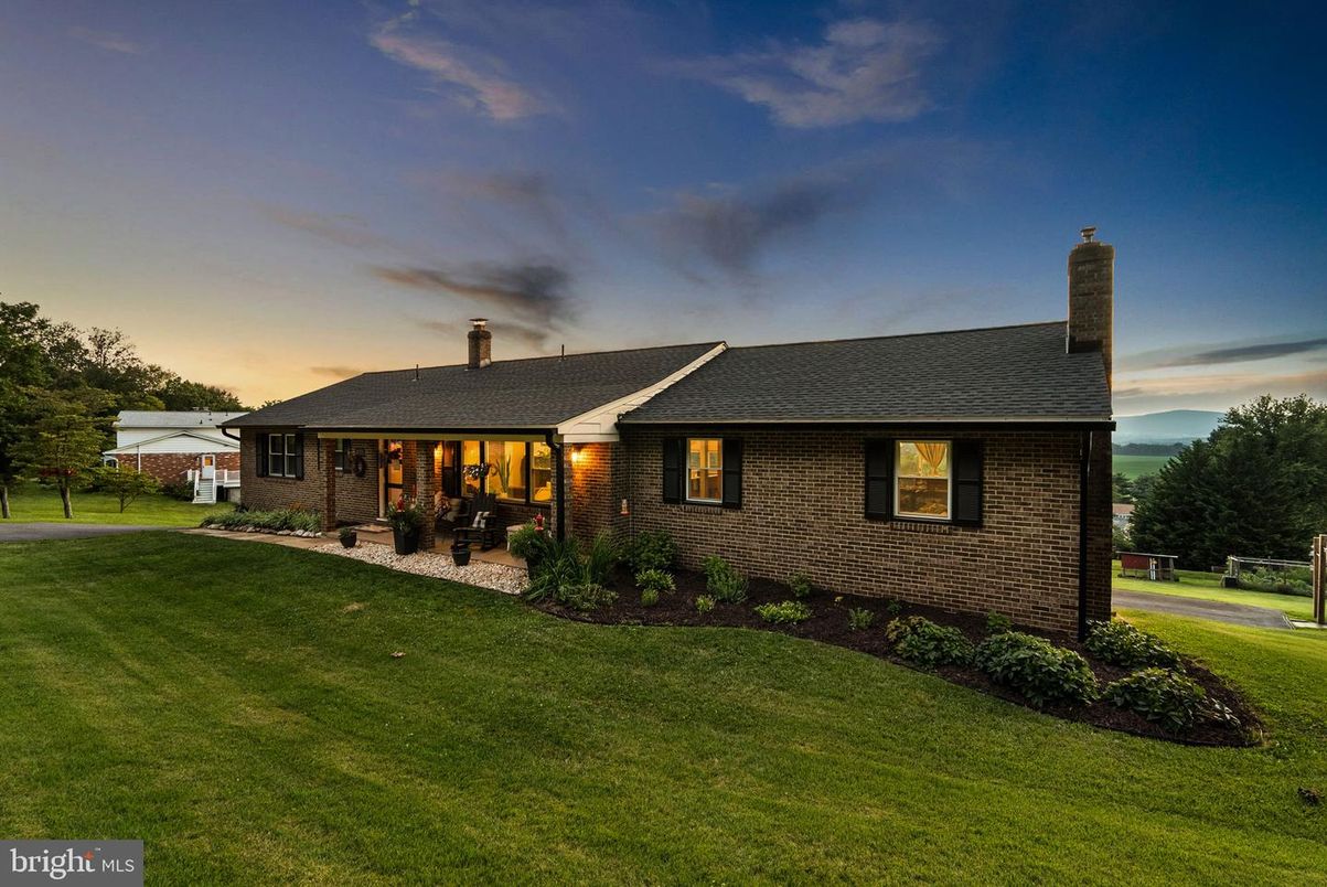Exterior, Facade, Brick Facade, Ranch