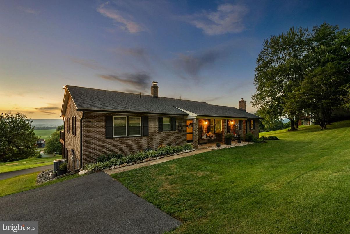 Backyard, Exterior, Facade, Brick Facade, Cape Cod