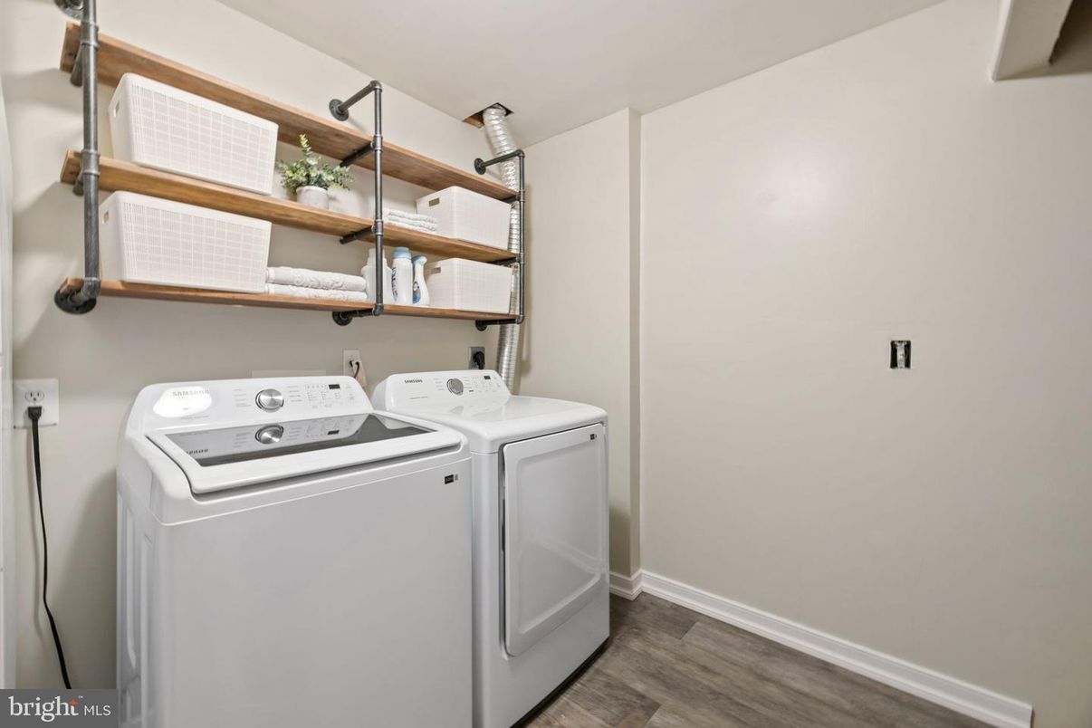 Interior, Washer, Wood Texture Flooring