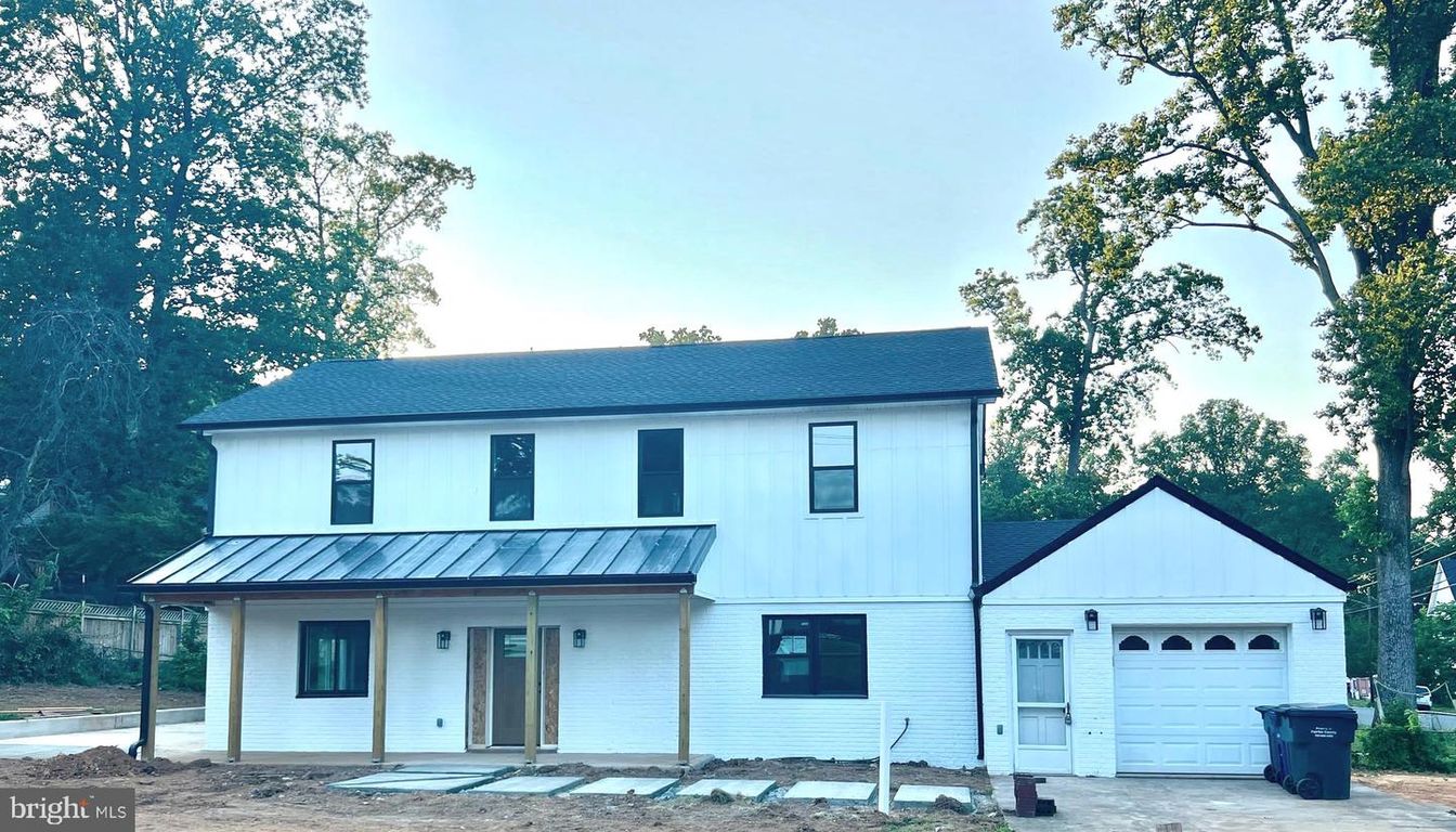 Attached, Exterior, Facade, Farmhouse