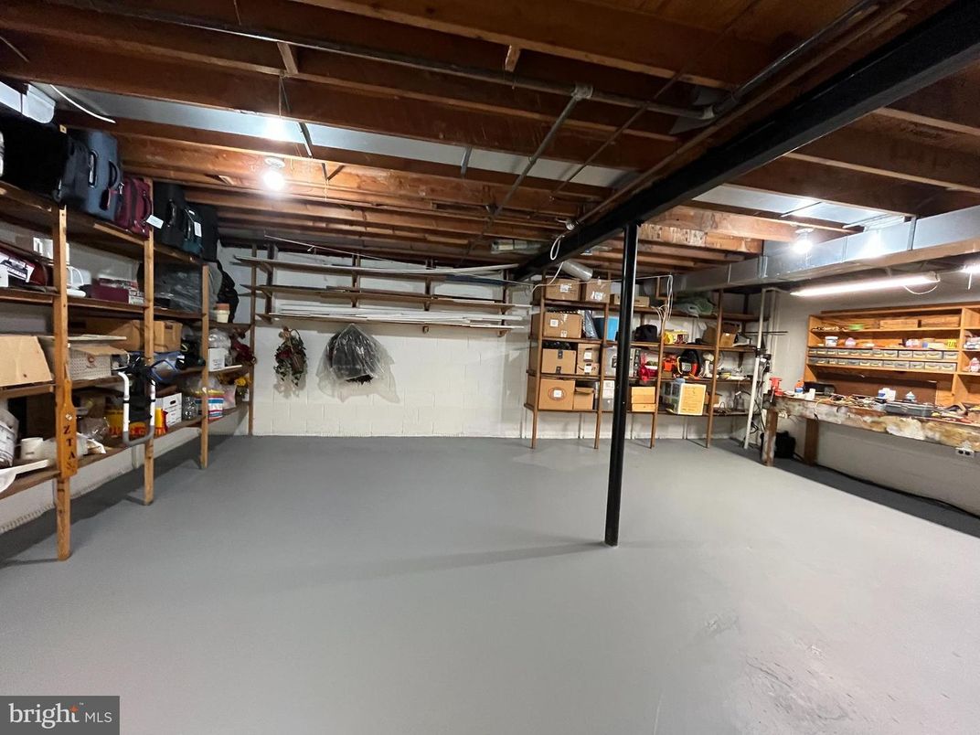 Garage, Interior, Wooden Beams