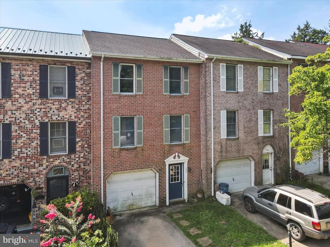 Attached, Exterior, Facade, Brick Facade, Georgian