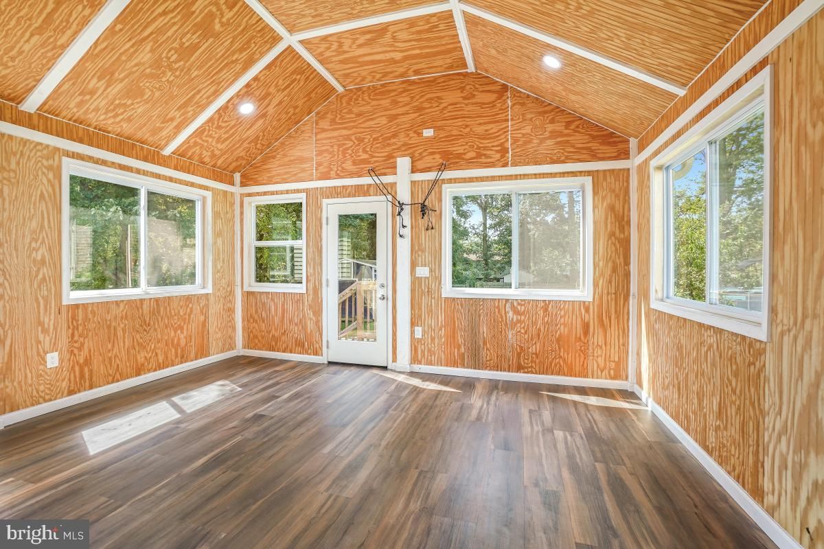 Empty room, Interior, Recessed Lighting, Wooden Ceilings, Wood Texture Flooring, Wooden Walls