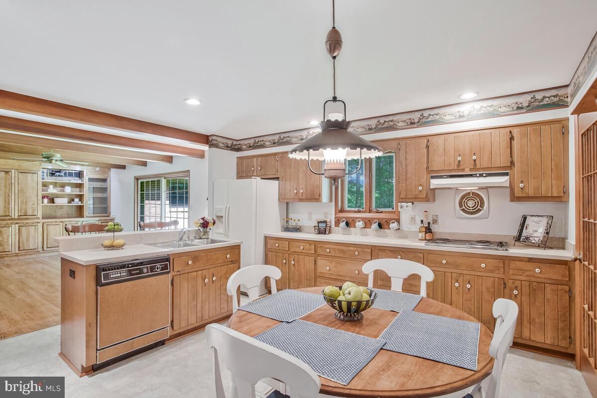 Dining room, Interior, Kitchen, Pendant Lights, Recessed Lighting, Wood Texture Flooring